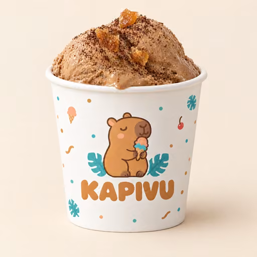 Copinho Kapivu branco com confetes coloridos, duas bolas de gelato de café e lascas de rapadura