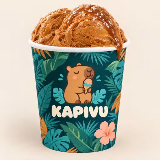 Copinho Kapivu de folhagem tropical com duas bolas de gelato de doce de leite e fio de caramelo por cima